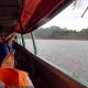 Descripción: La lluvia que cae sobre la selva obliga a cerrar las ventanas de la embarcación. Río Huallaga.