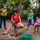 Descripción: Preparando un coco en Lagunas.