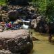 Descripción: Mujeres lavando la ropa mientras los niños se bañan en el río Shilcayo, Tarapoto.